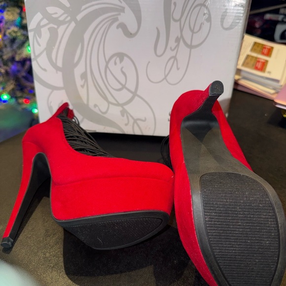 Elegant Red Stiletto Heels with Black Accents - Picture 3 of 4